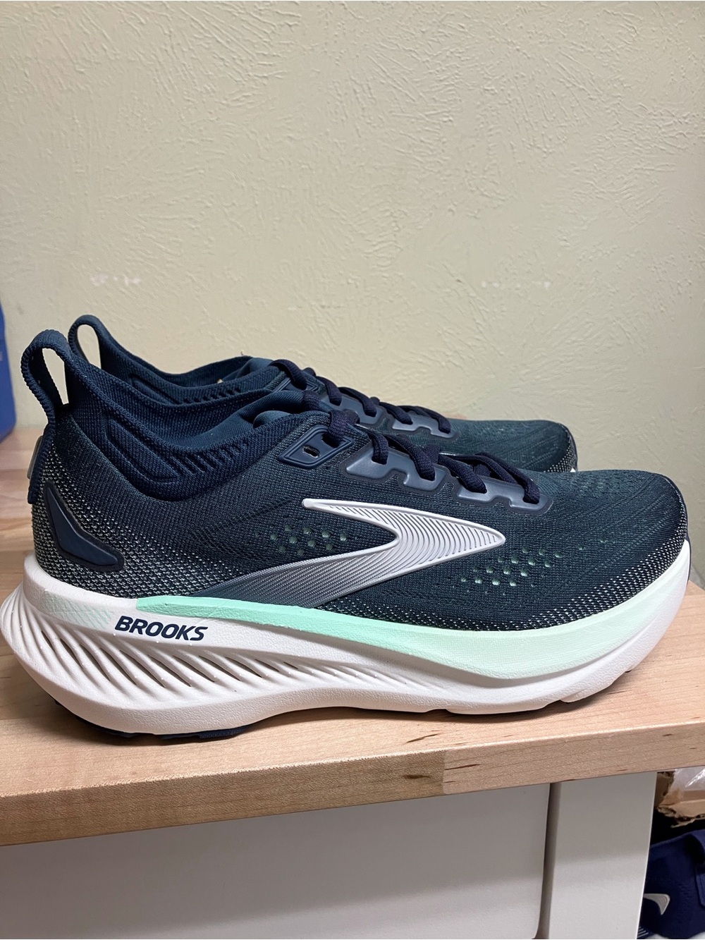 Brooks Women's Athletic Shoes - Navy with Mint Accent